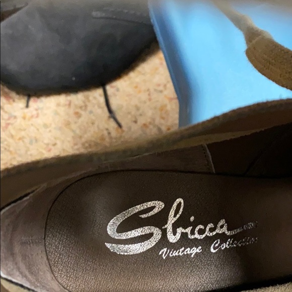 Size 9 Boots - Picture 7 of 8